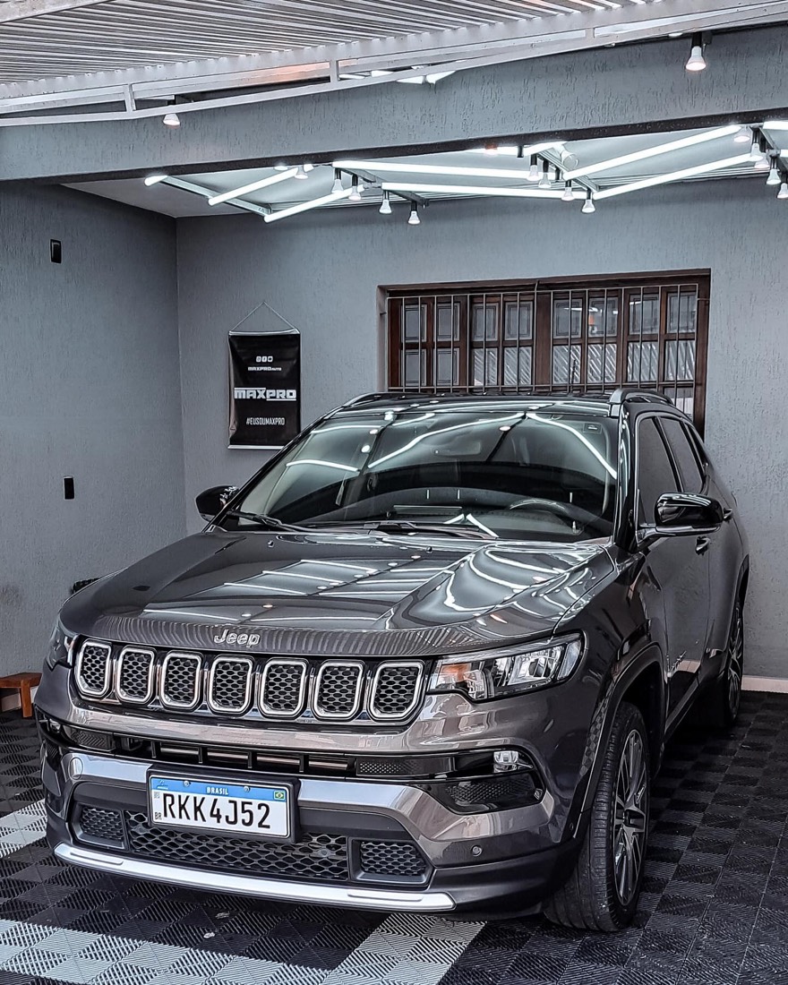 Jeep Compass cinza no espaço da WRX Detail