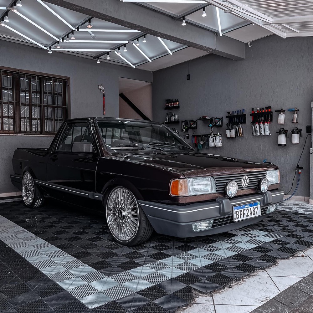 Saveiro fotografada no espaço da WRX Detail
